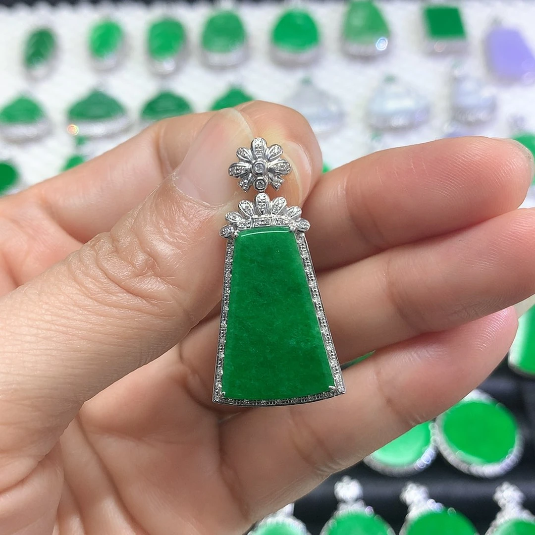 颈饰18K金镶嵌翡翠吊坠