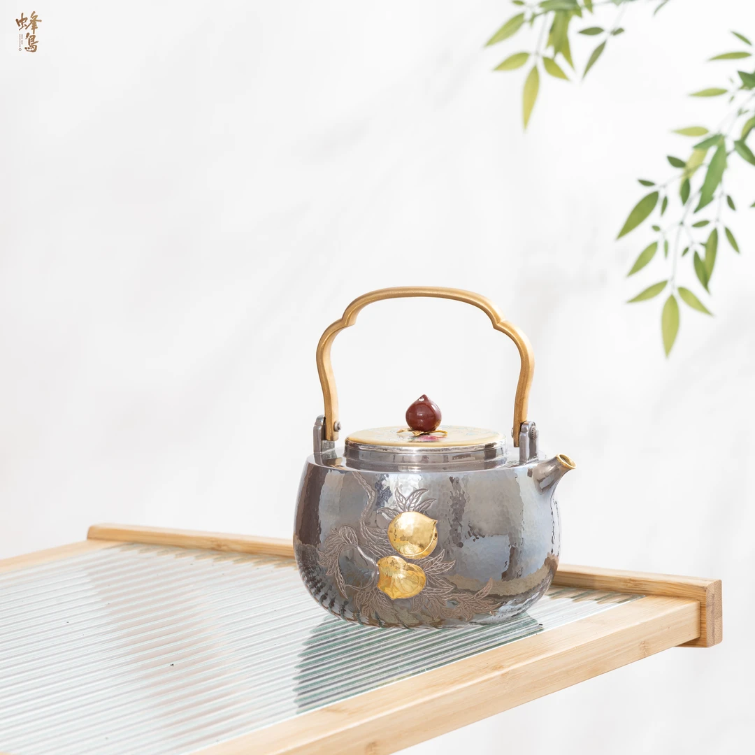 蜂鸟工坊 茶家 瓷盖紫皮錾刻桃子包金嘴提梁壶（中号）CJZPA1142