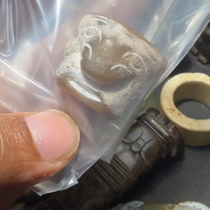 茶***箱未镶嵌手链和田玉（糖玉）