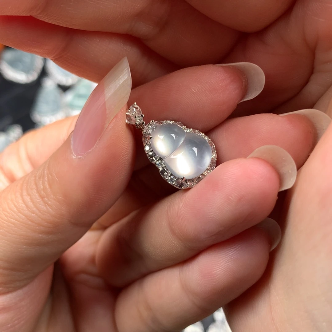 颈饰18K金镶嵌翡翠玻璃葫芦