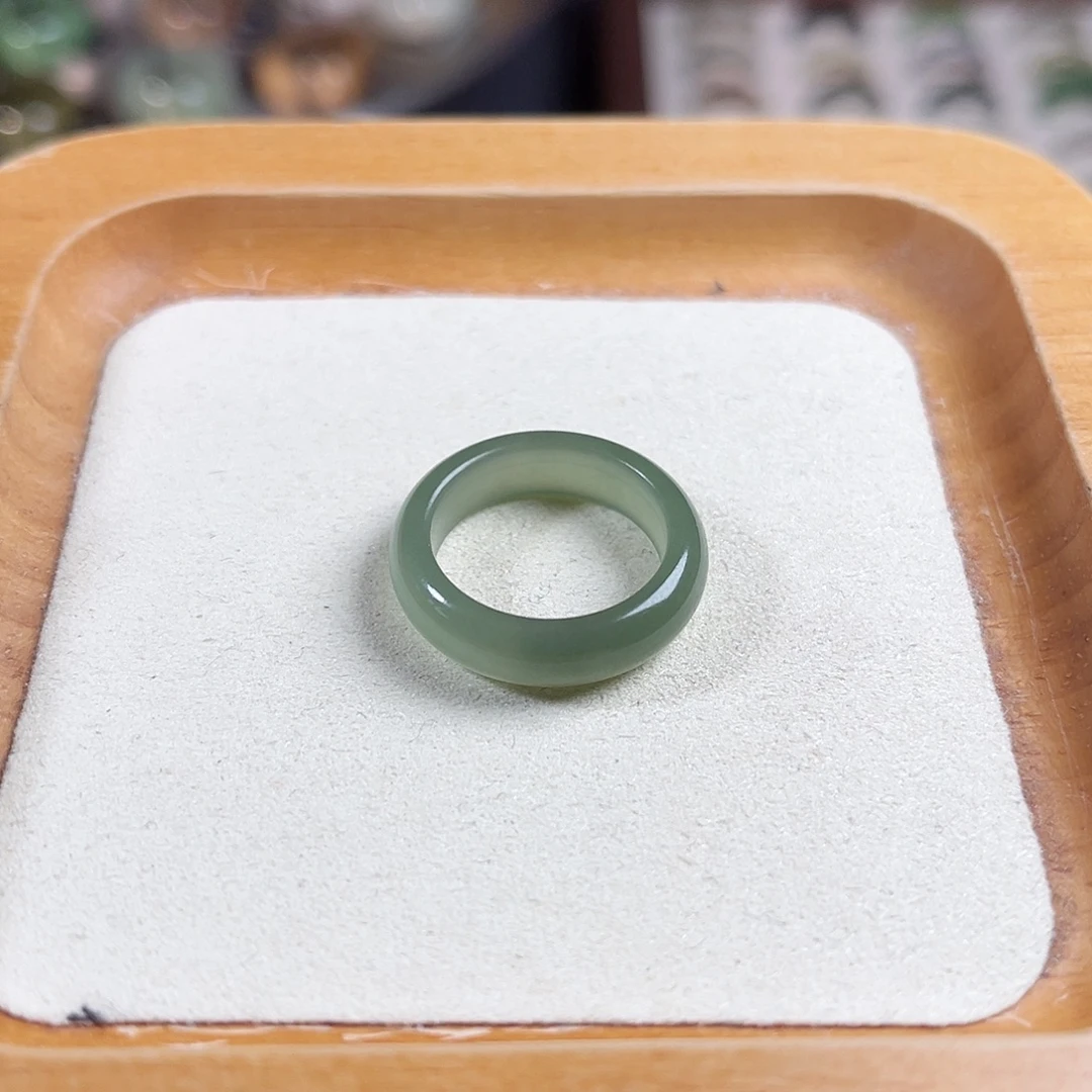 g***Ծ和田玉未镶嵌戒圈12号