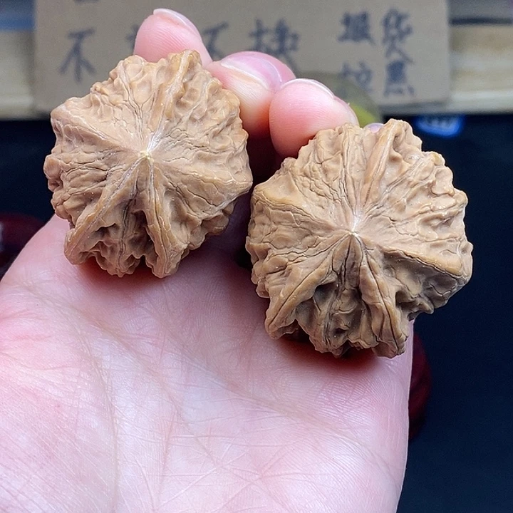 人***金文玩核桃吊坠黄虫眼瑕疵不退不换