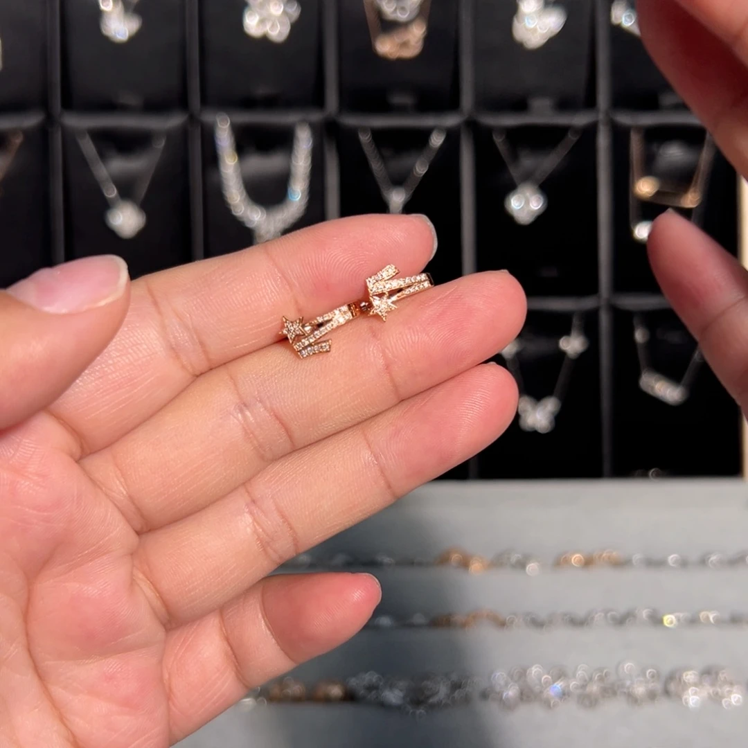 18K金镶嵌耳饰钻石彗星耳扣