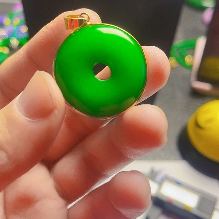 翡翠18K金镶嵌颈饰