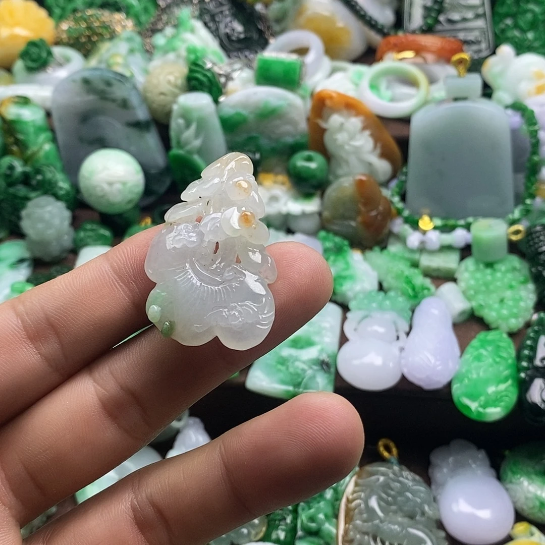 翡翠未镶嵌颈饰如意