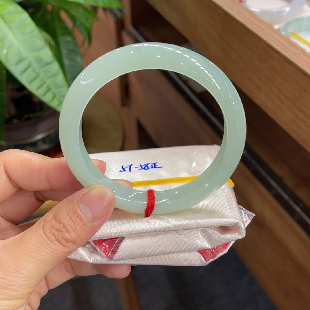 翡翠手镯未镶嵌天然翡翠