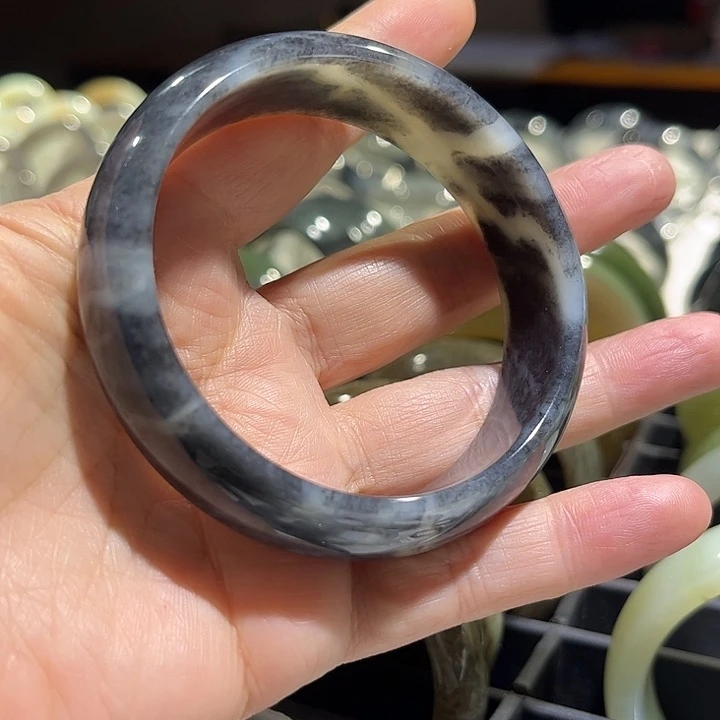 碧***天和田玉未镶嵌手镯