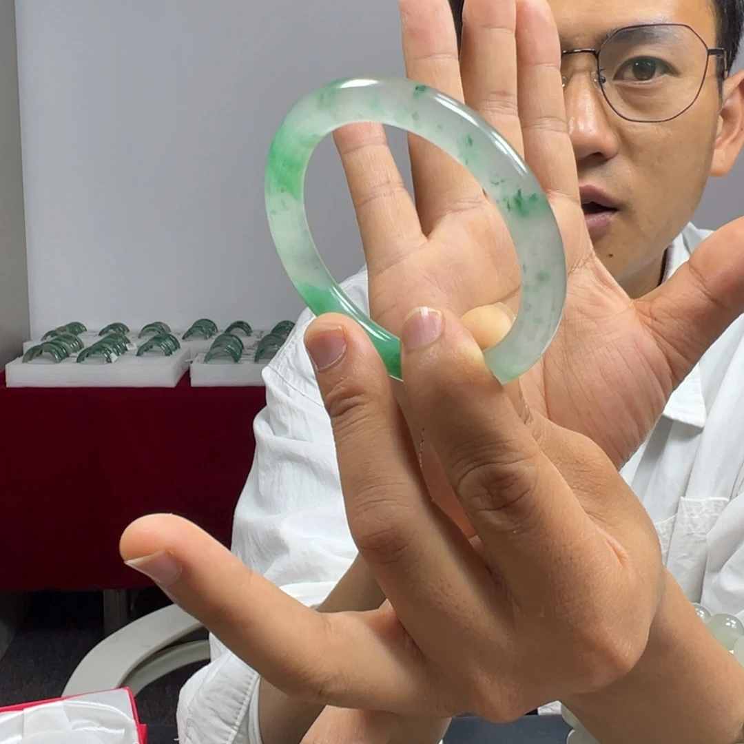 石英质玉（非洲翠）手镯未镶嵌桔*