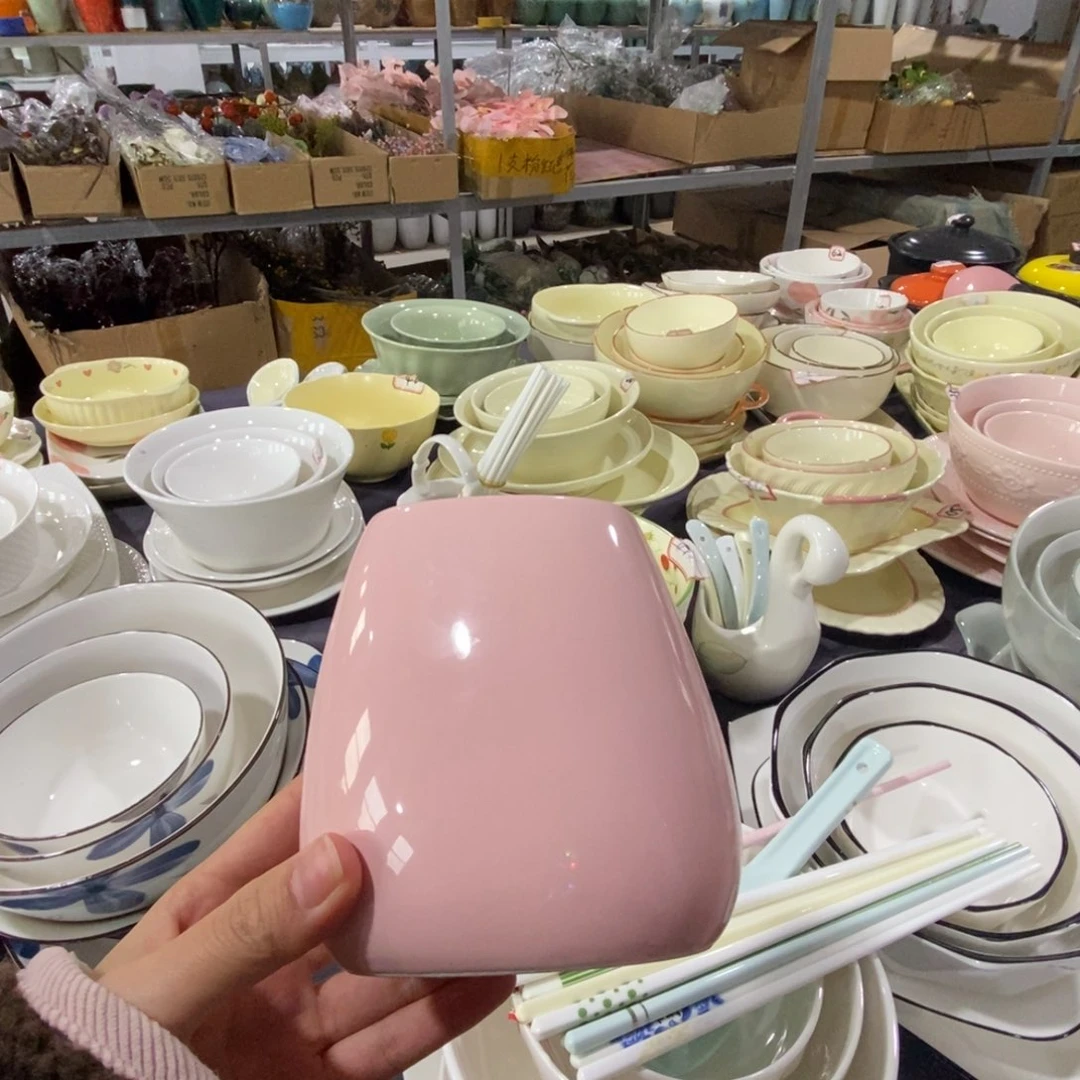 瓷一个粉色筷子筒