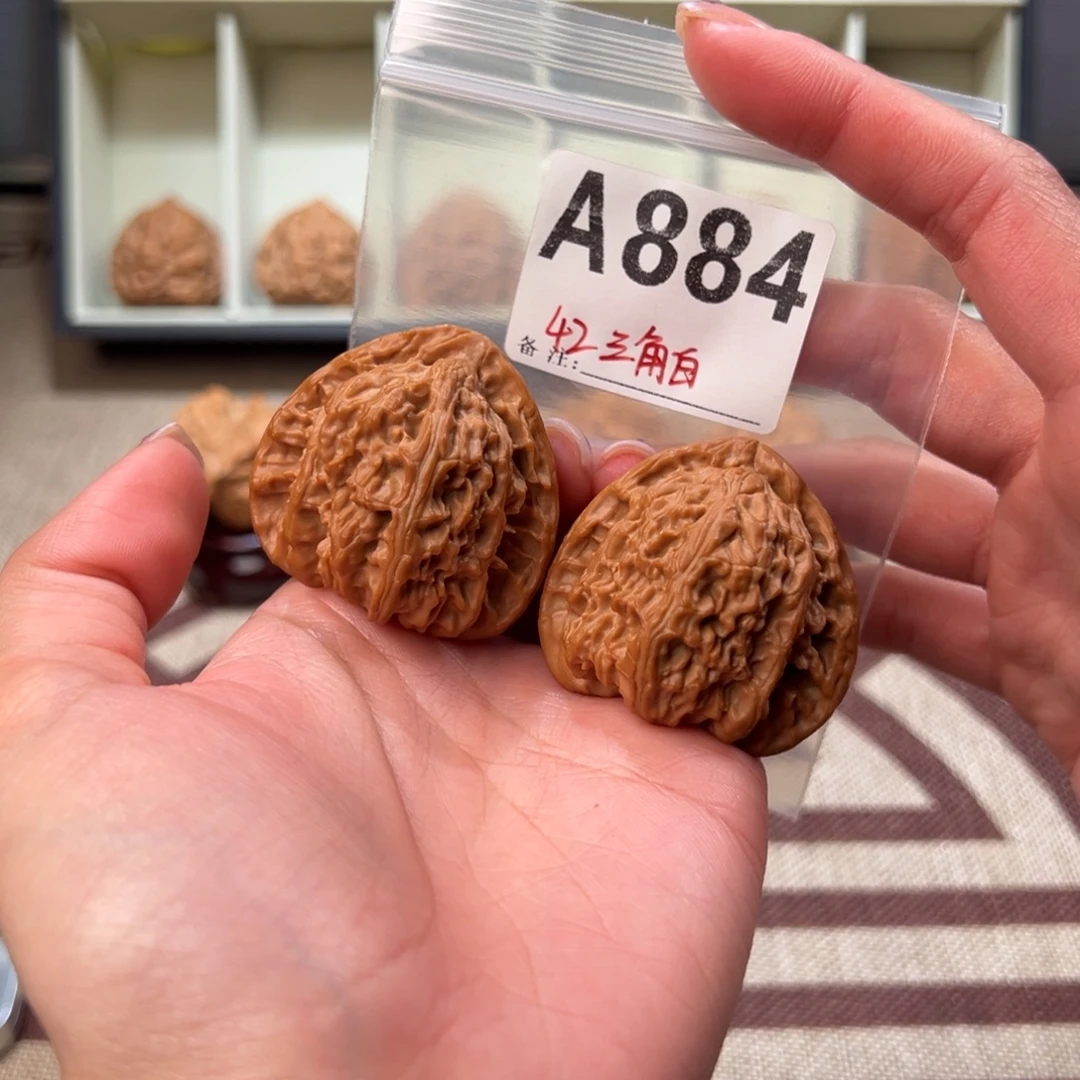 42三角白文玩核桃