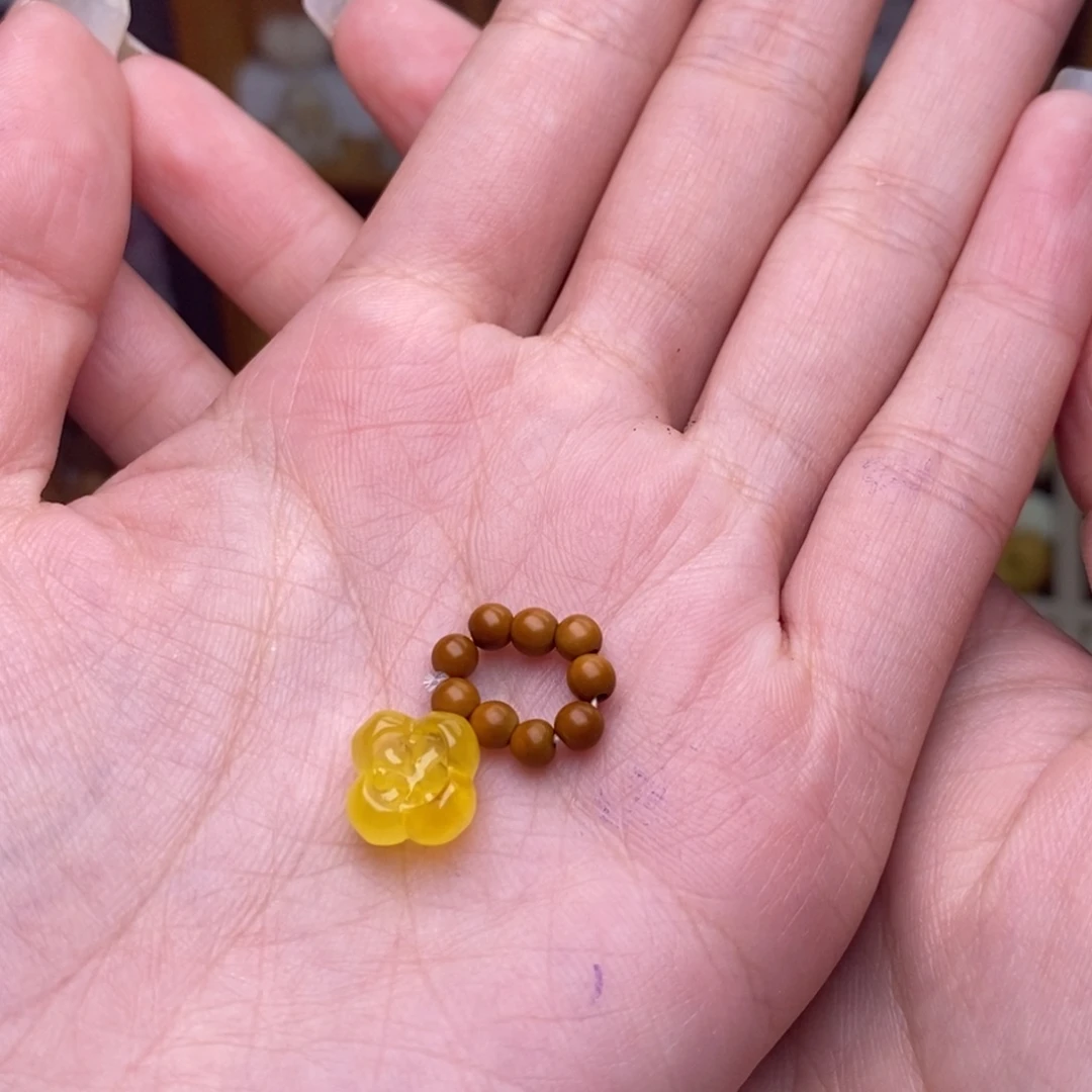 镜***月吊坠猴头核桃0.41克小花橄榄环