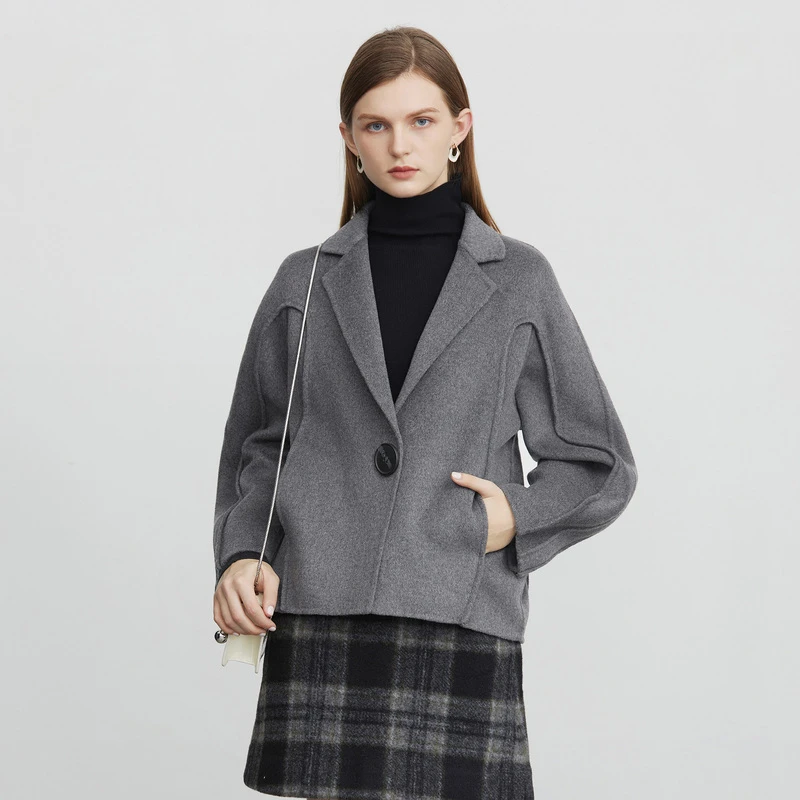圣迪奥女装气质西装领拼接一粒扣短款毛呢大衣S22482604