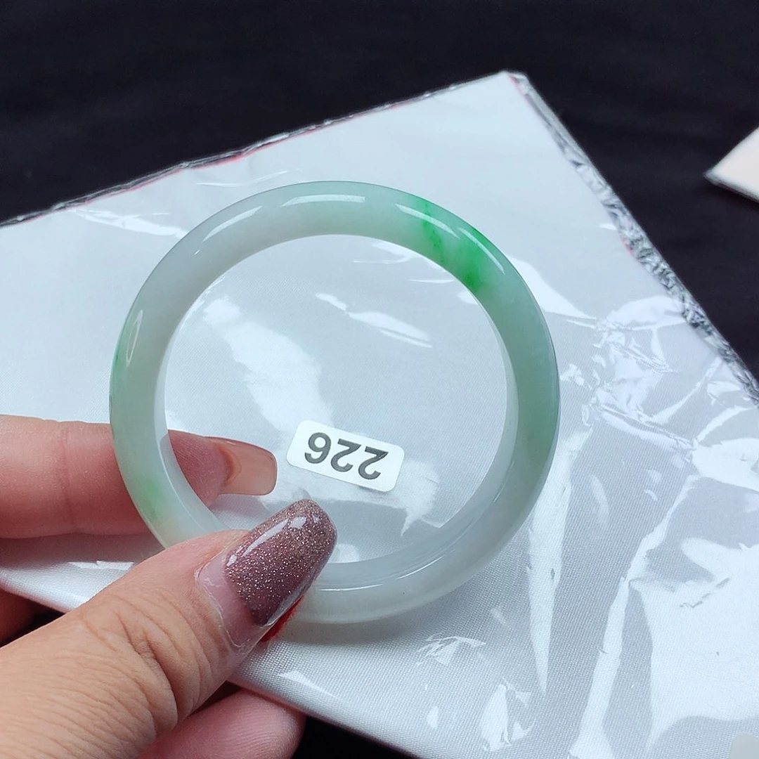 翡翠手镯未镶嵌翡翠手镯