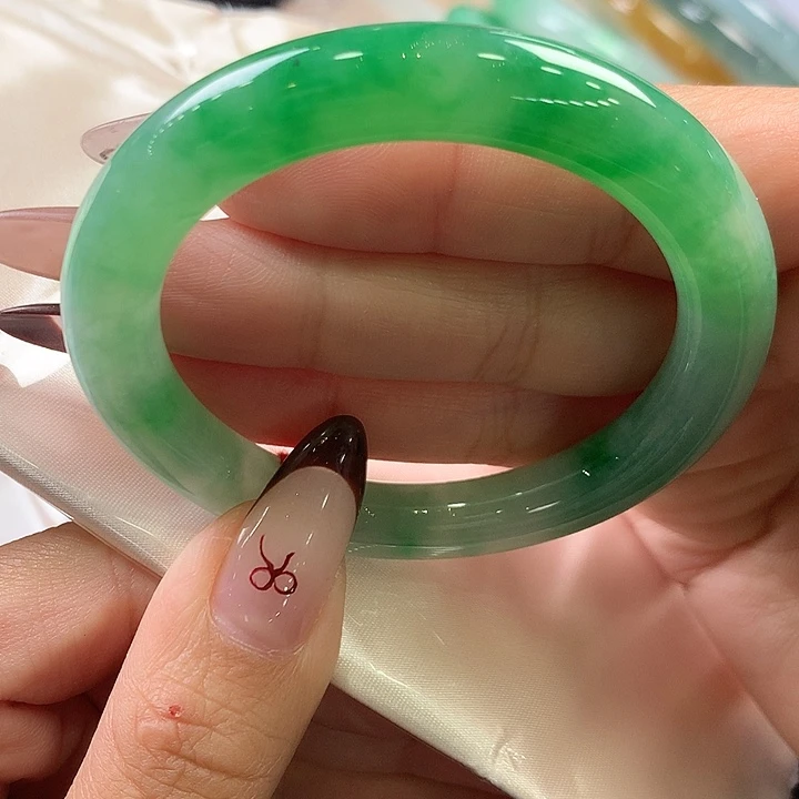 丹***行翡翠未镶嵌手镯（圆镯）定金15号阳绿