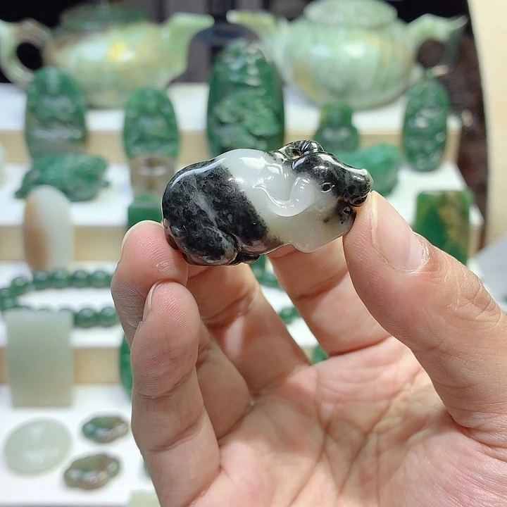 *****独山玉未镶嵌颈饰小牛