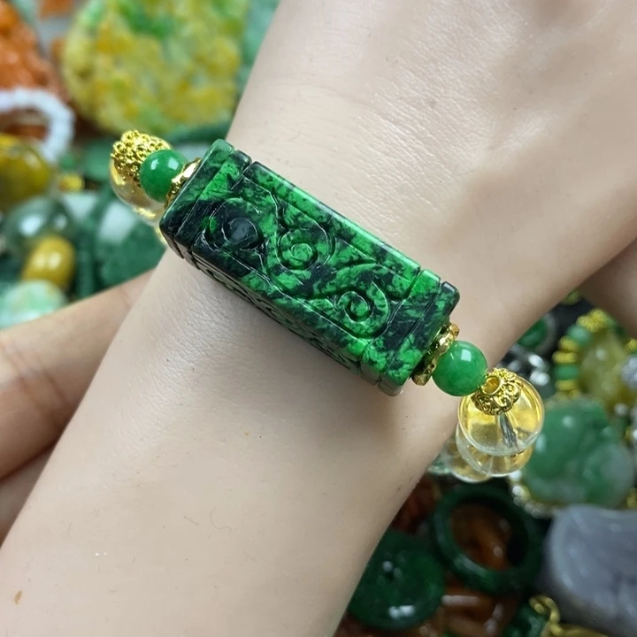 翡翠未镶嵌吊坠(赠链)