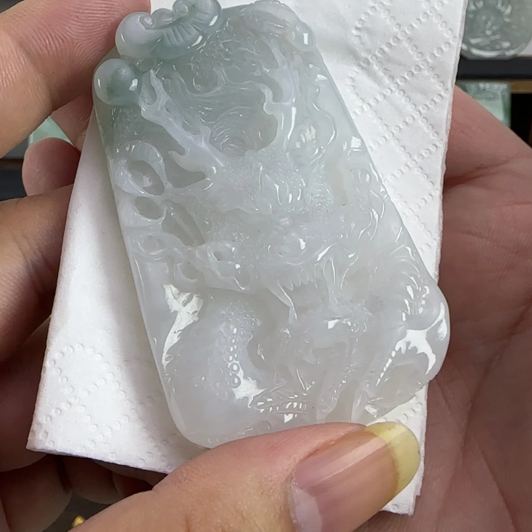 翡翠18K金镶嵌颈饰龙牌