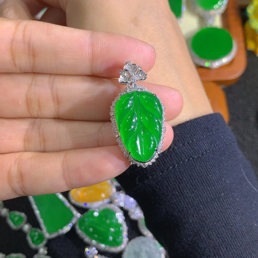 翡翠18K金镶嵌颈饰