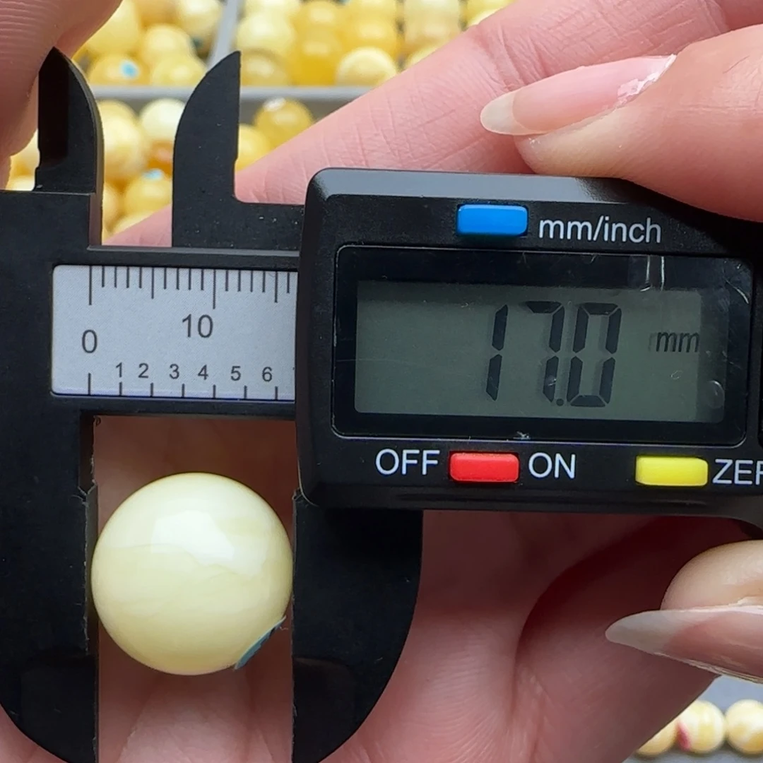 顺***张蜜蜡未镶嵌裸石浓白珠子