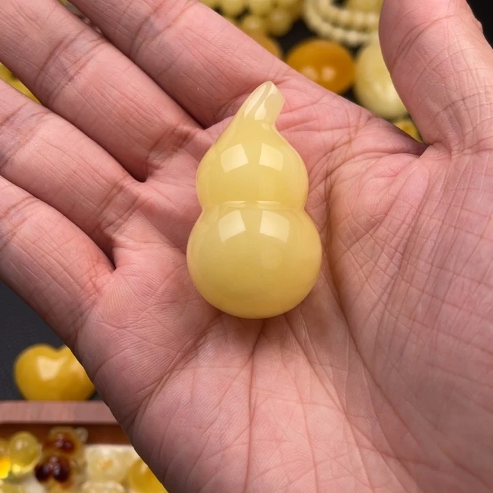 琥珀未镶嵌颈饰如图