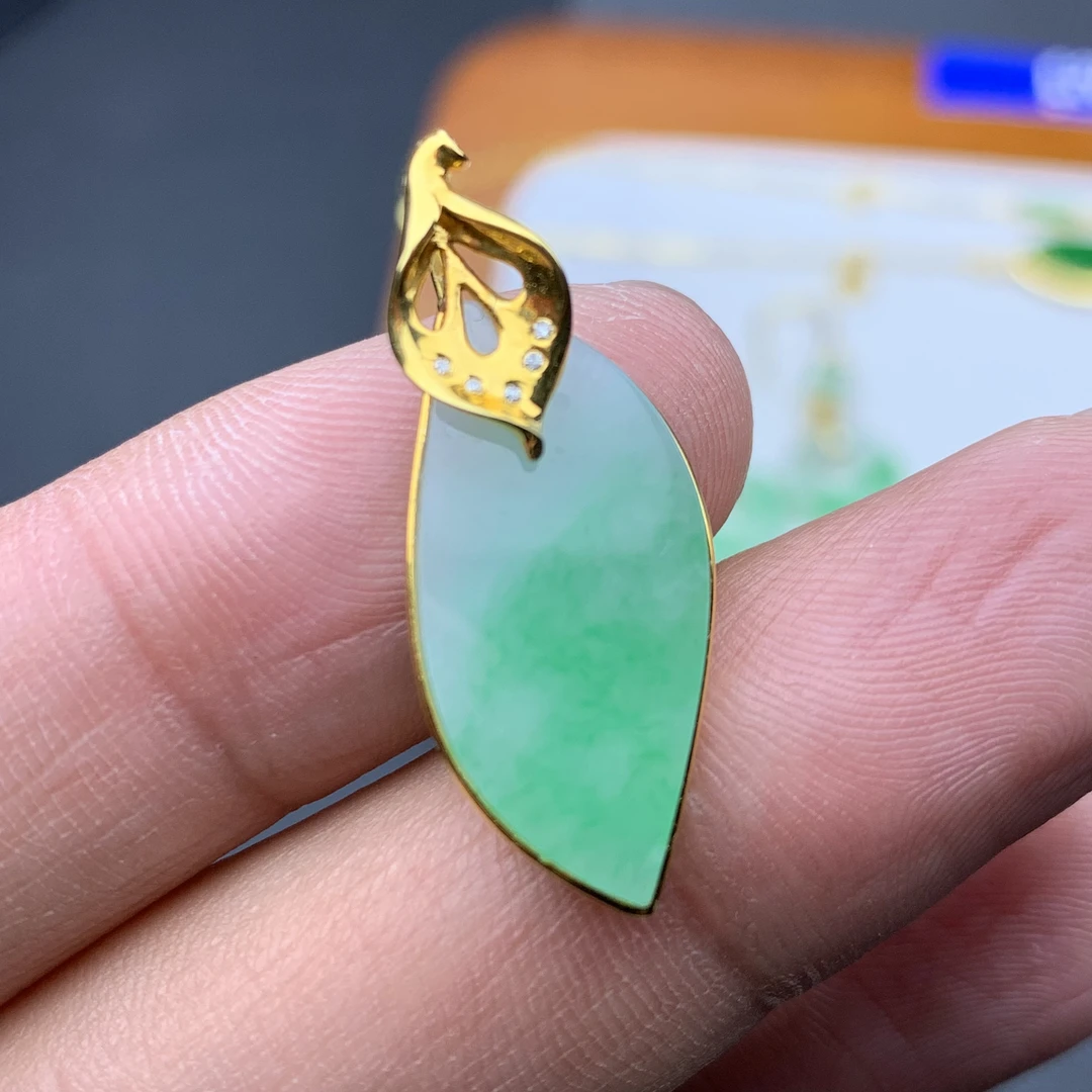 半山半水飘绿随形叶子翡翠吊坠