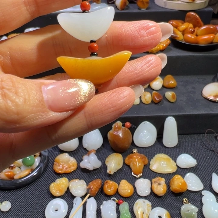 滴***瑰和田玉未镶嵌颈饰