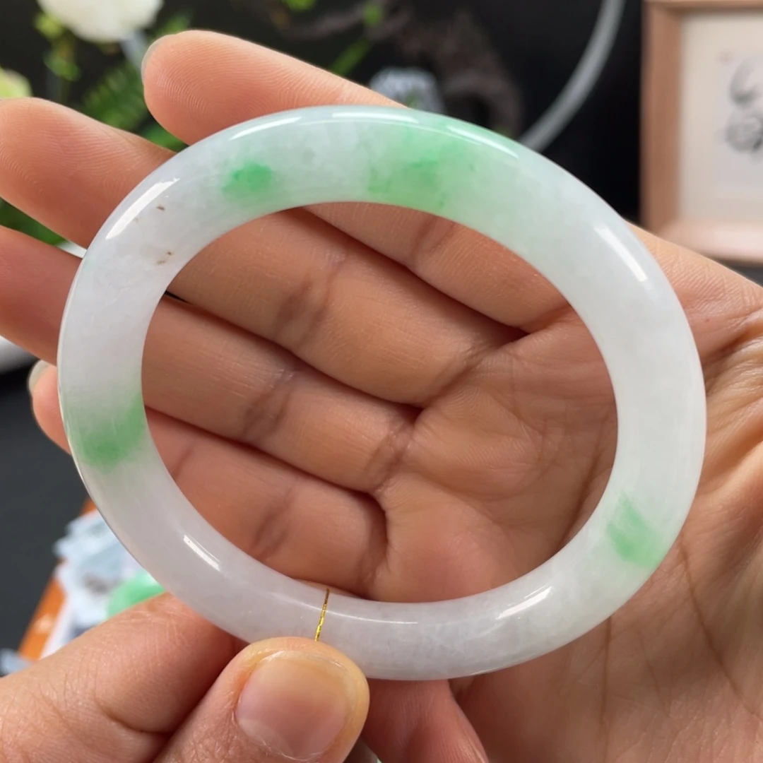 翡翠手镯未镶嵌白底青