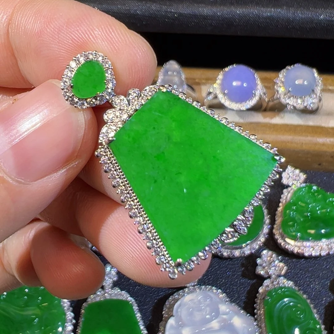 翡翠18K金镶嵌颈饰缅甸翡翠