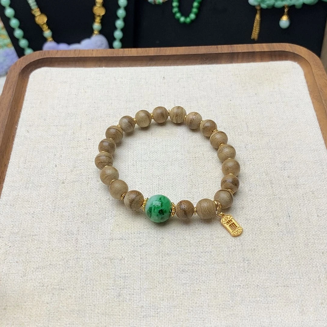 翡翠未镶嵌颈饰辣绿