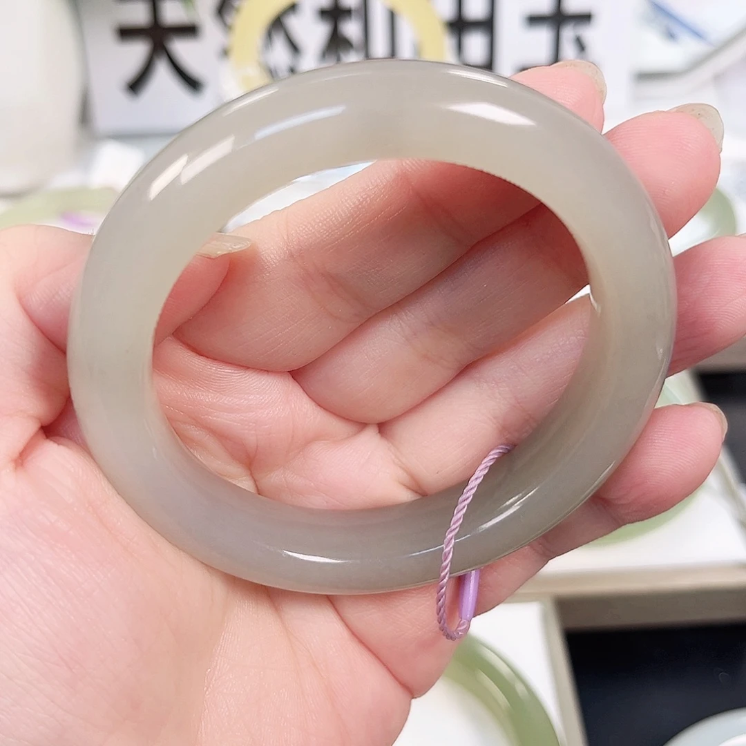 刘***姐和田玉未镶嵌手镯