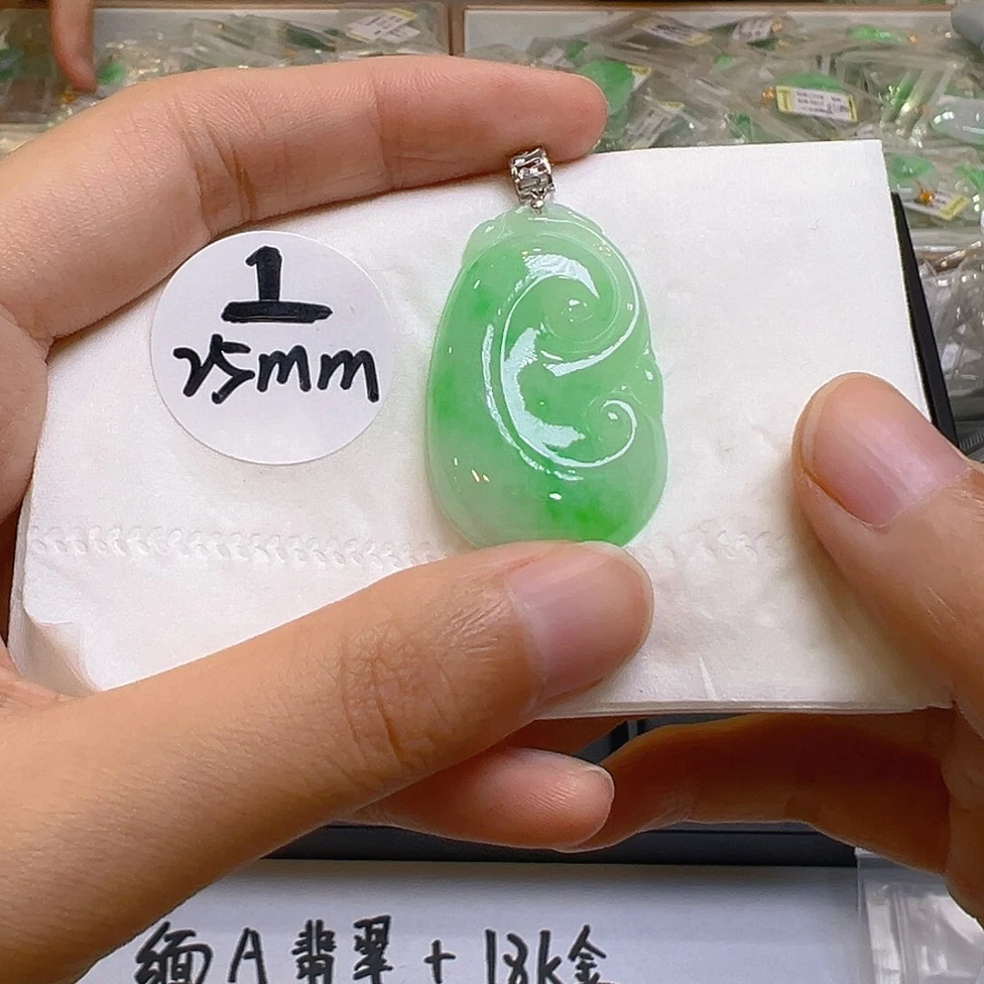 翡翠18K金镶嵌颈饰翡翠