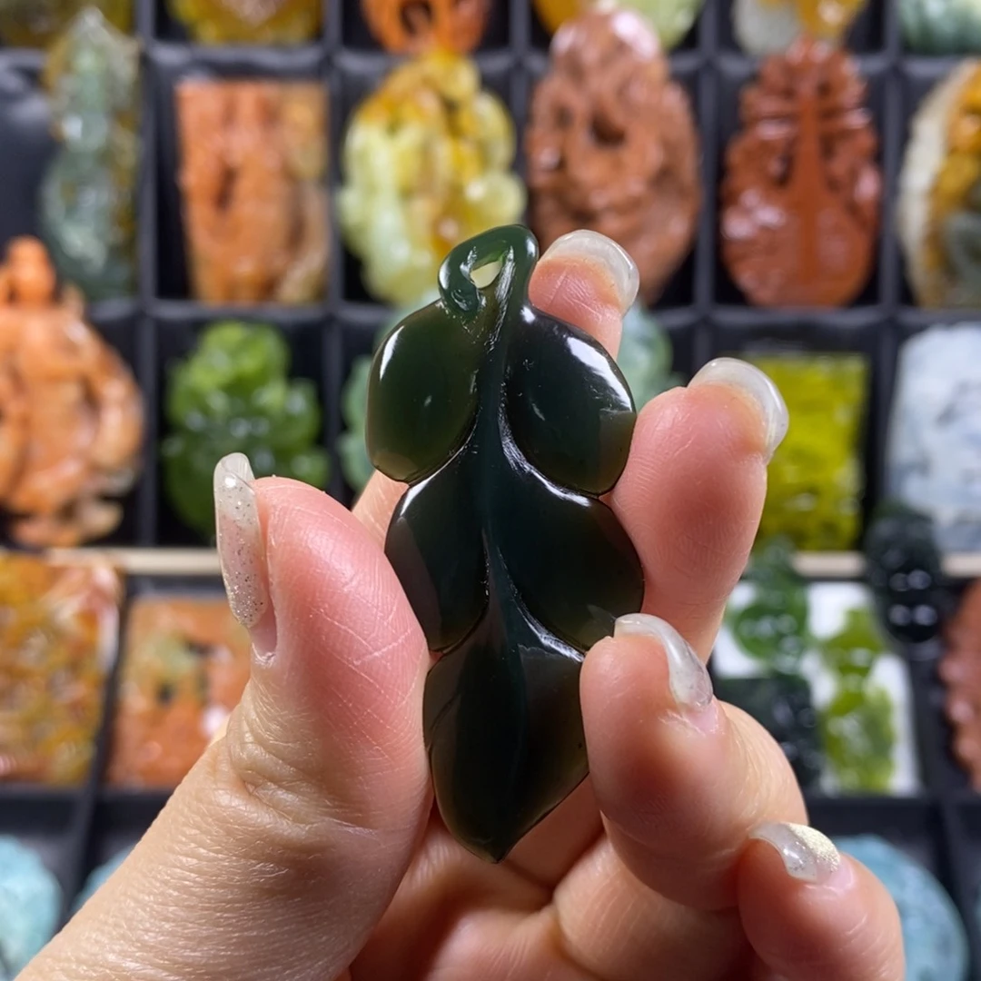 蛇纹石玉颈饰合金