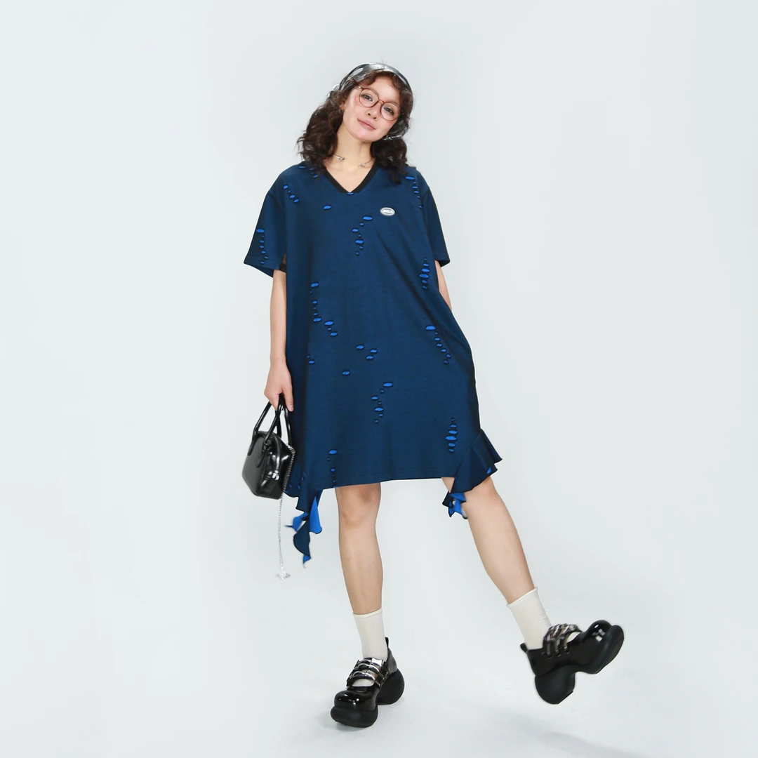 嬉游记原创2025新款开口笑破洞v领T恤裙女居家外穿金鱼下摆连衣裙