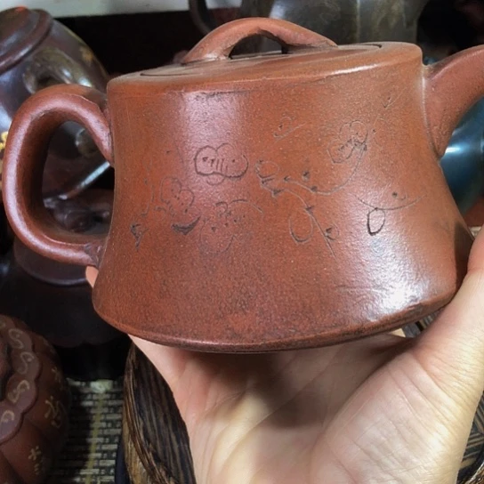 茶壶紫砂原矿泥料手工制作的一把紫砂壶。