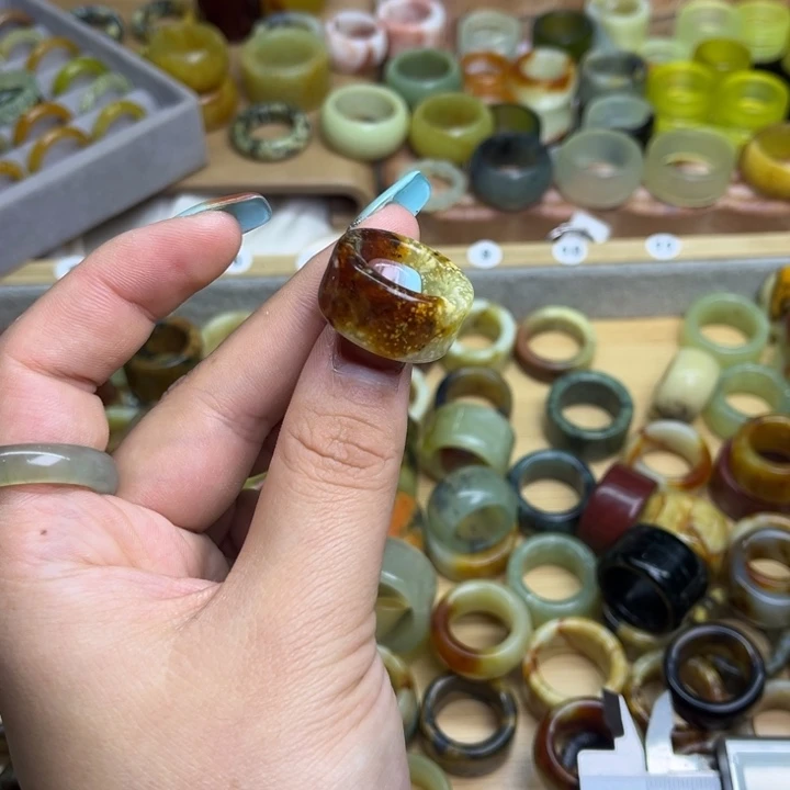 ****.蛇纹石玉未镶嵌戒指