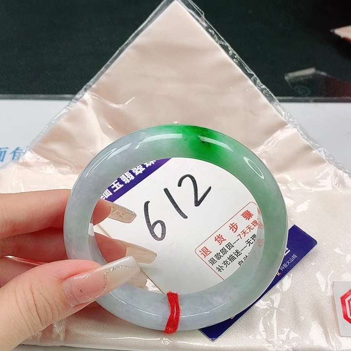 翡翠手镯未镶嵌翡翠手镯