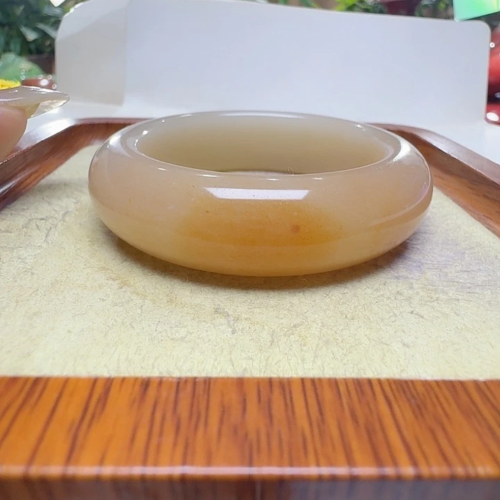啊***莲石英质玉未镶嵌手镯