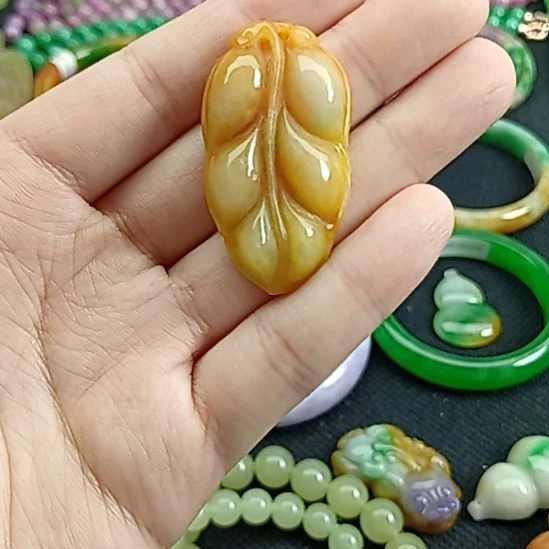 翡翠挂件未镶嵌翡翠