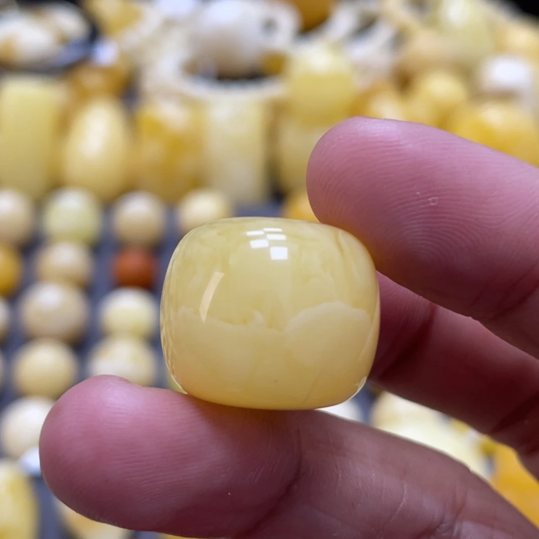 蜜蜡未镶嵌裸石19.6*16.8mm瑕疵