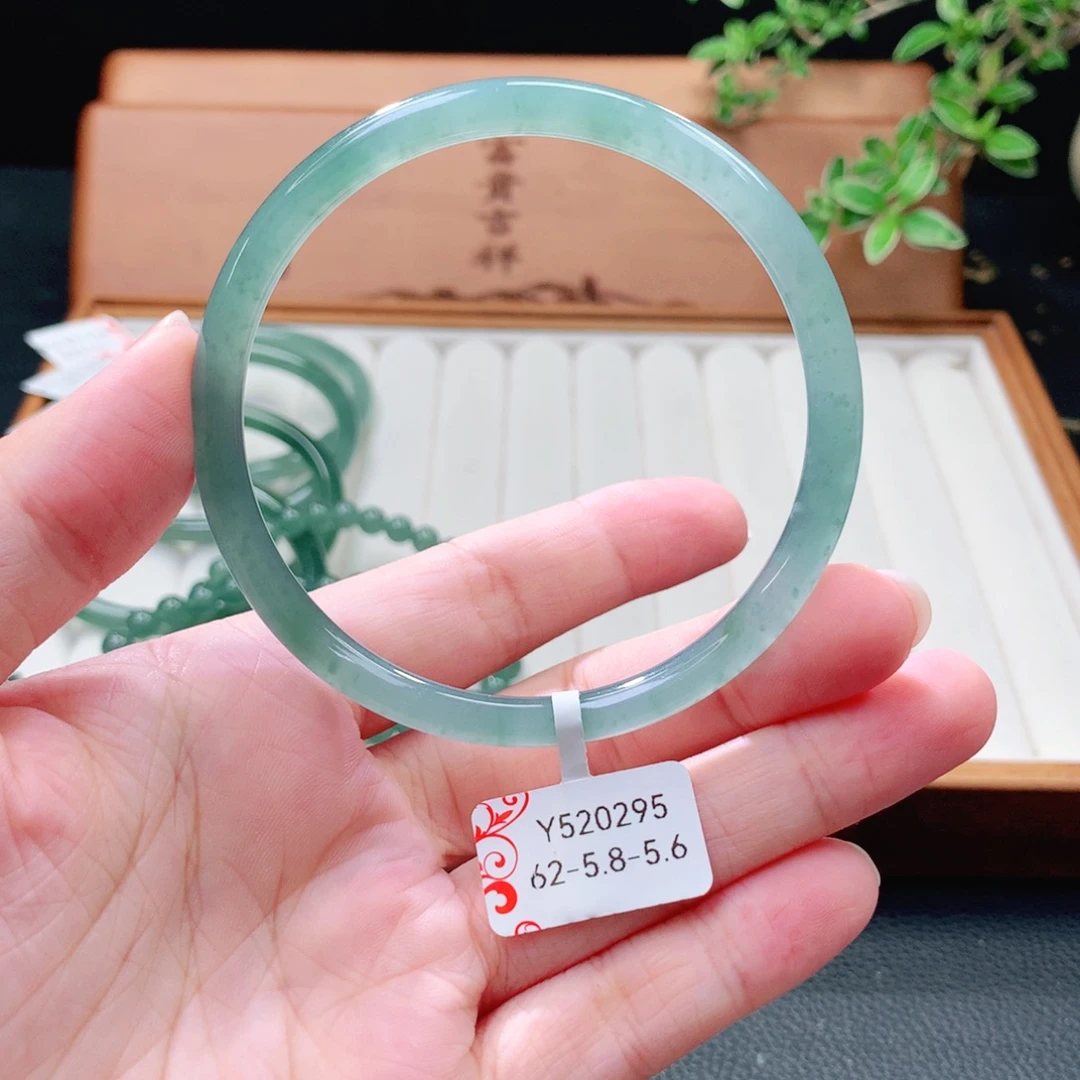 翡翠未镶嵌手镯（圆镯）