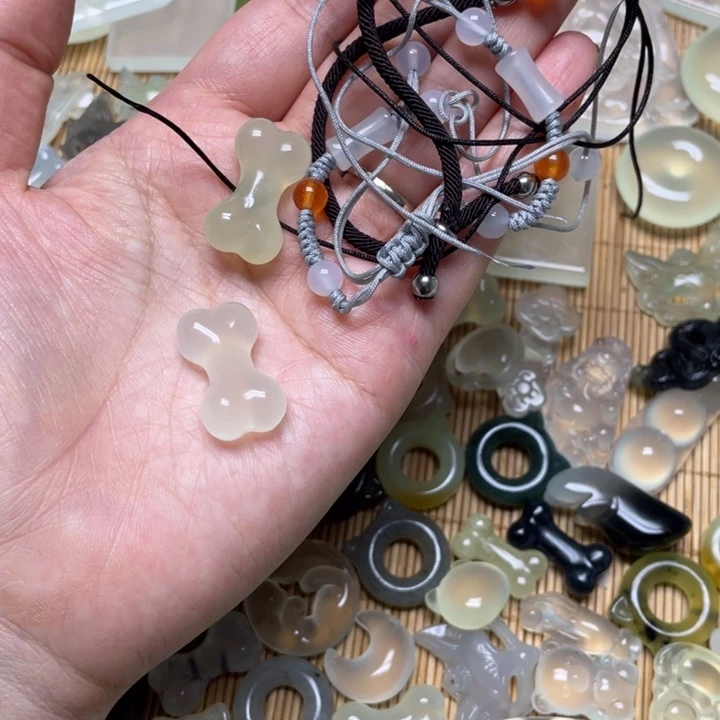 蛇纹石玉颈饰未镶嵌会**?