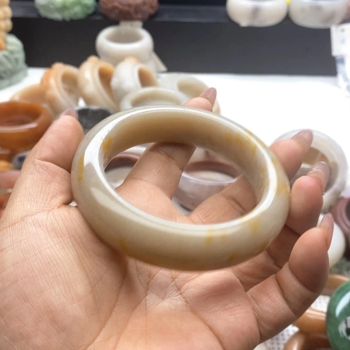 石英质玉手镯未镶嵌