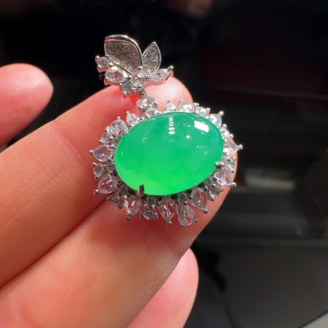 翡翠18K金镶嵌颈饰吊坠