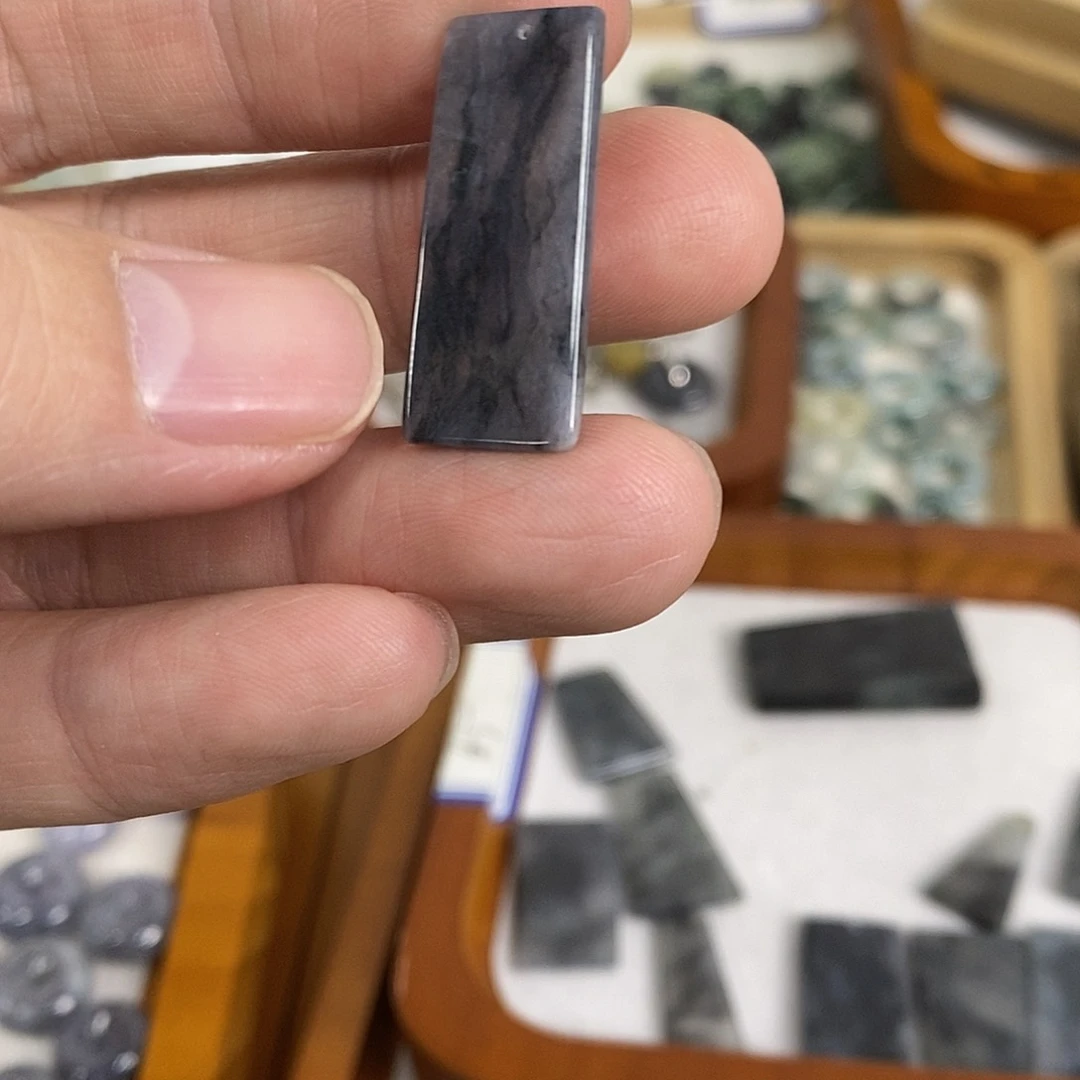 翡翠颈饰未镶嵌凌*3乌鸡牌子