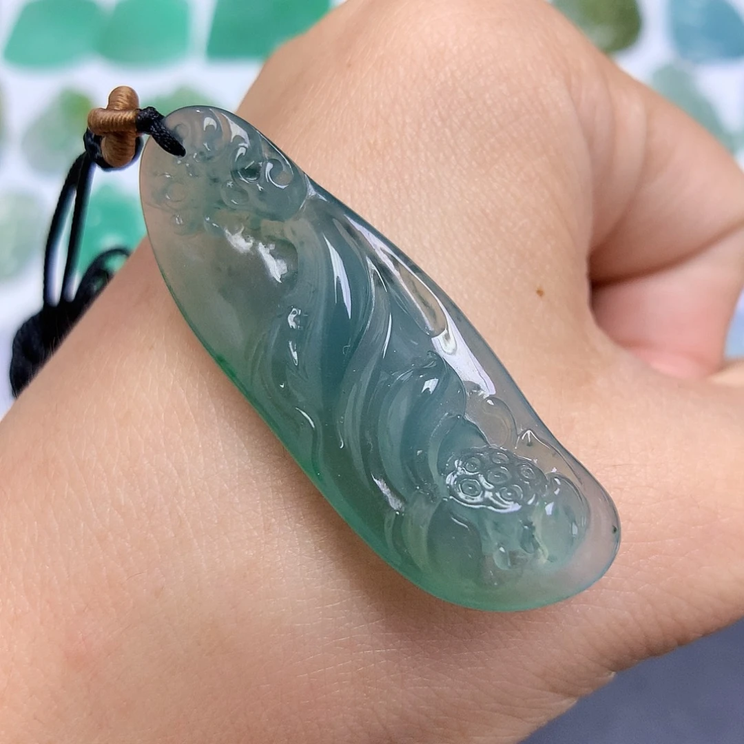翡翠未镶嵌颈饰荷叶鱼