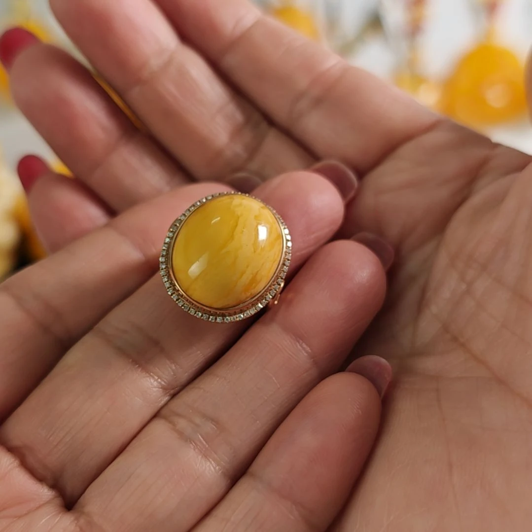 18K金镶嵌蜜蜡戒指戒指18k金镶嵌。