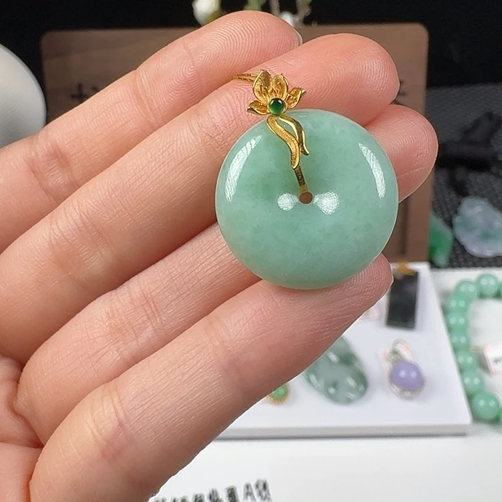 翡翠18K金镶嵌颈饰