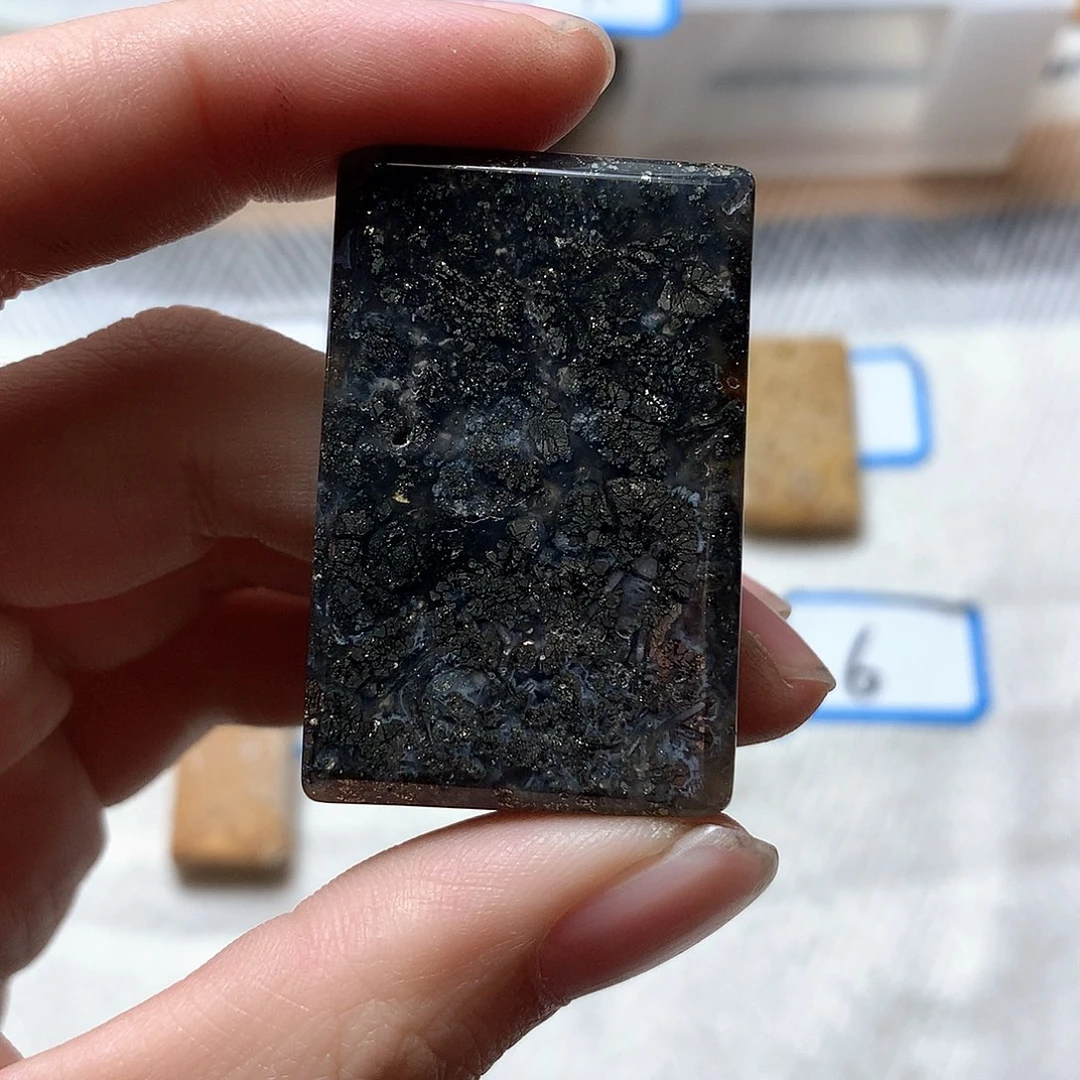 石英质玉颈饰未镶嵌兜****糖