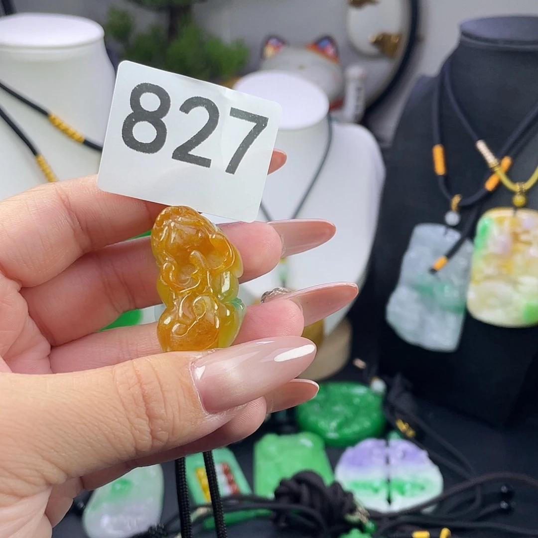 翡翠未镶嵌吊坠(赠链)