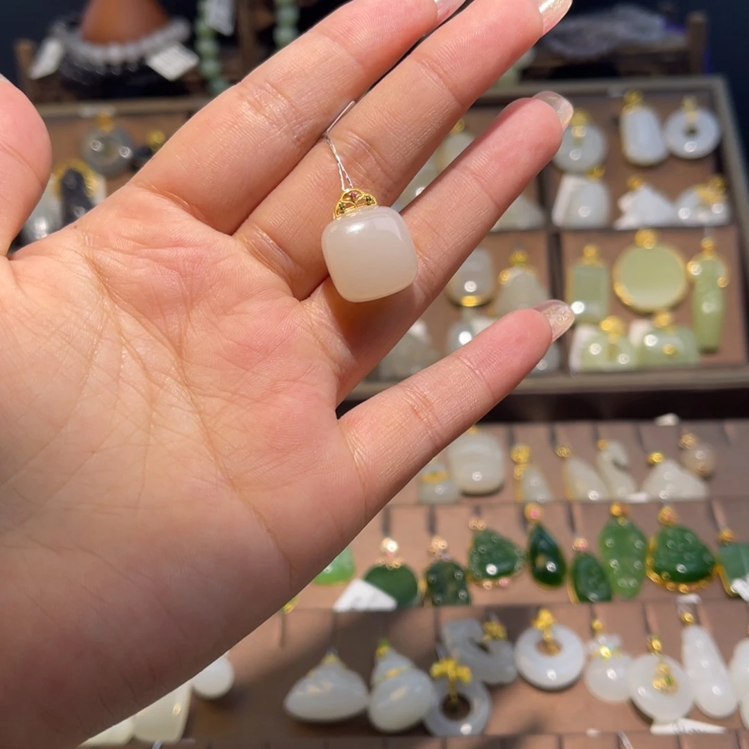 王***丫和田玉18K金镶嵌吊坠(赠链)